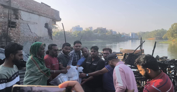 অগ্নিকাণ্ডে বিপর্যস্ত পাবলিক হেলথ এলাকার পরিবারগুলোর পাশে ছাত্রদল