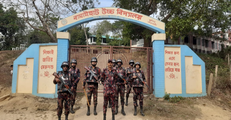 সাজেকের দুর্গম পাহাড়ে ভোটকেন্দ্র ঘুরে দেখলেন ৫৪ বিজিবি অধিনায়ক মহিউদ্দিন ফারুকী