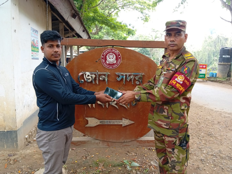 সাজেকে পর্যটকের হারানো মোবাইল উদ্ধার করে ফেরত দিল সেনাবাহিন