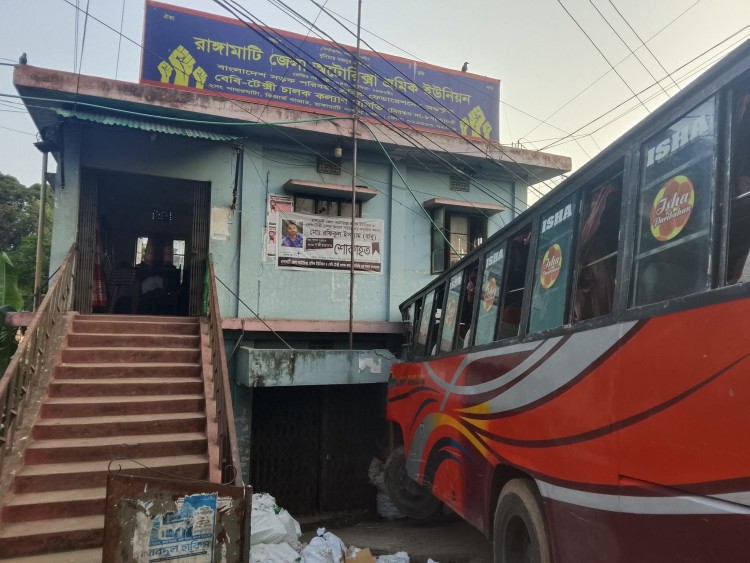 রাঙামাটিতে নিয়ন্ত্রণ হারিয়ে অটোরিকশা শ্রমিক ইউনিয়ন ভবনে বাসের ধাক্কা, শিশুসহ আহত ২