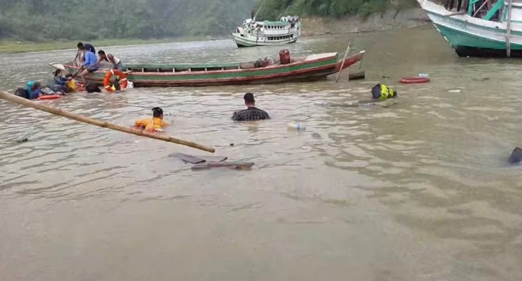 রাঙ্গামাটিতে সুবলং এলাকায় লঞ্চের সাথে সংঘর্ষে যাত্রীবাহি বোট ডুবি, প্রাণে রক্ষা ১২ যাত্রী