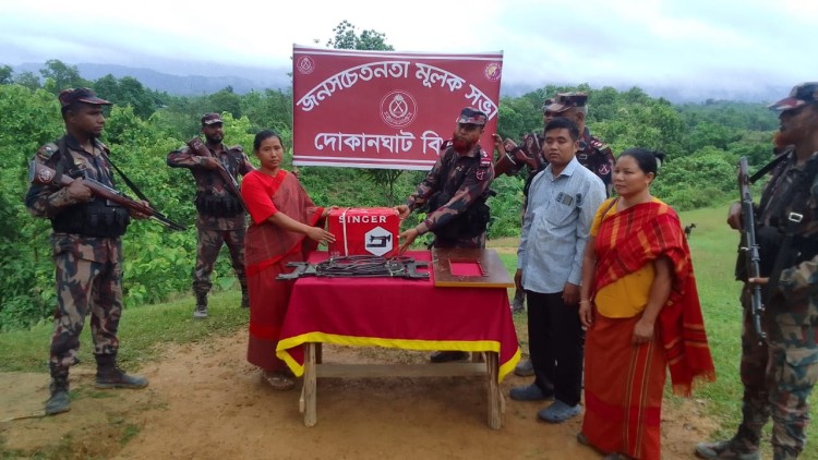 রাঙামাটির লংগদুতে সুবিধাবঞ্চিতদের মাঝে বিজিবির সহায়তা সামগ্রী বিতরণ