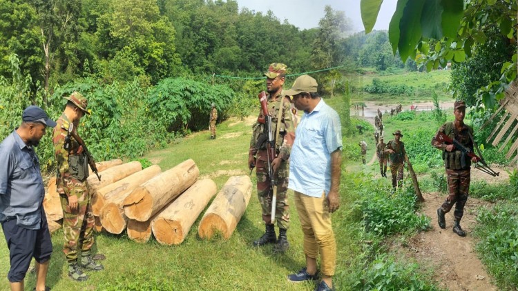 জুরাছড়িতে সেনাবাহিনীর অভিযানে ৯০ লাখ টাকার অবৈধ কাঠ জব্দ