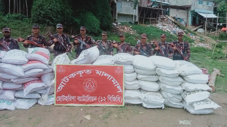 রাঙামাটির বরকল সীমান্তে ভারতে পাচারের সময় ৩৫৫০ কেজি সার জব্দ বিজিবির