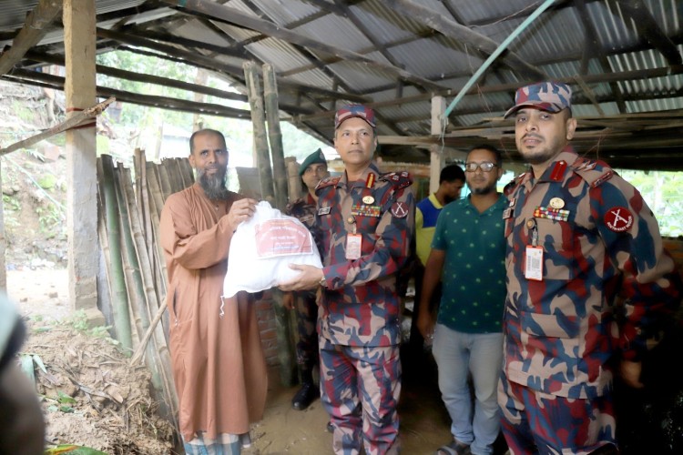 রাঙামাটির কাপ্তাইয়ে ক্ষতিগ্রস্তদের মাঝে বিজিবির জরুরী ত্রান সহায়তা
