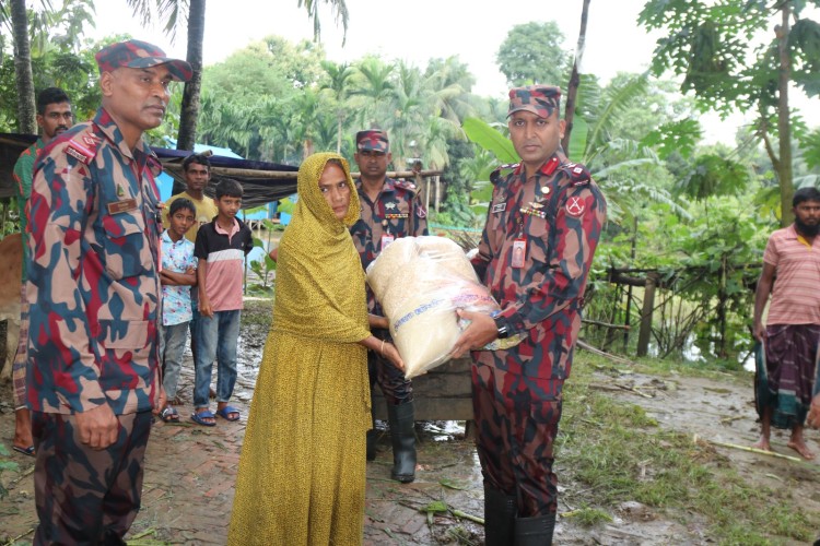 দুর্গম সীমান্তে বানভাসি মানুষের পাশে ১২ বিজিবি