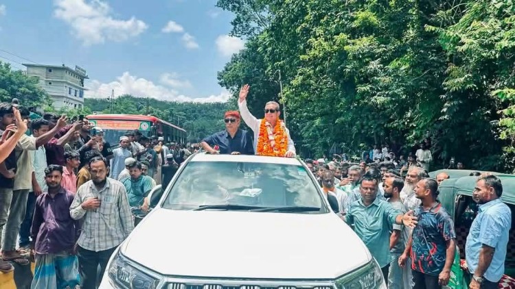 ফুলের বরণে নতুন পরিষদ, উন্নয়নের অপেক্ষায় রাঙ্গামাটি