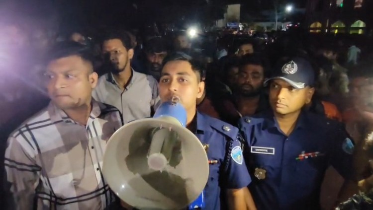 মাদকবিরোধী অভিযানে আটকের প্রতিবাদে রাঙামাটির শান্তিনগরে সড়ক অবরোধ
