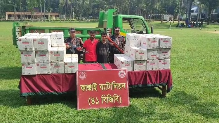 চট্টগ্রামের রাঙ্গুনিয়ায় ১৮ হাজার ৮৯০ প্যাকেট অবৈধ সিগারেটসহ ডাম্পার আটক